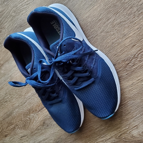 Women's Nike Shoes - Picture 2 of 9